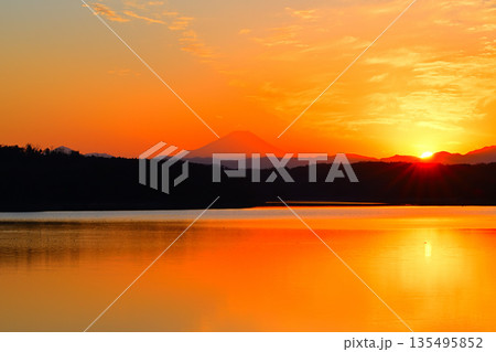 夕焼けに染まる富士山 狭山湖 湖畔からの眺め 夕焼けに染まる富士山 狭山湖 湖畔からの眺め 135495852