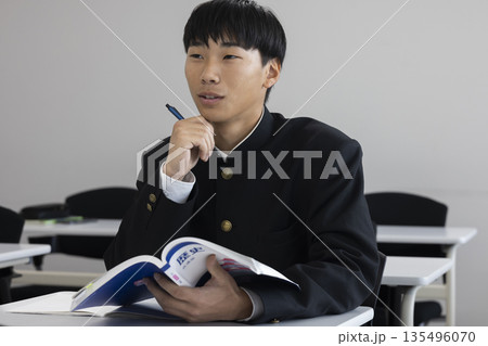 試験を受ける男子高校生 135496070