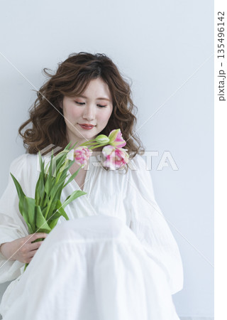 爽やかなドレスを着た若い女性 爽やかなドレスを着た若い女性 135496142