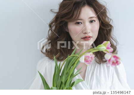 爽やかなドレスを着た若い女性 爽やかなドレスを着た若い女性 135496147