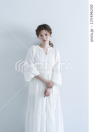 爽やかなドレスを着た若い女性 135496200