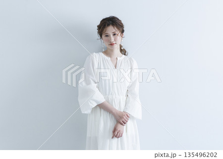爽やかなドレスを着た若い女性 爽やかなドレスを着た若い女性 135496202