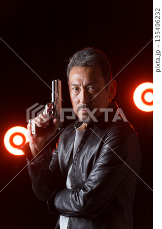 拳銃を持った映画俳優の中高年男性 135496232