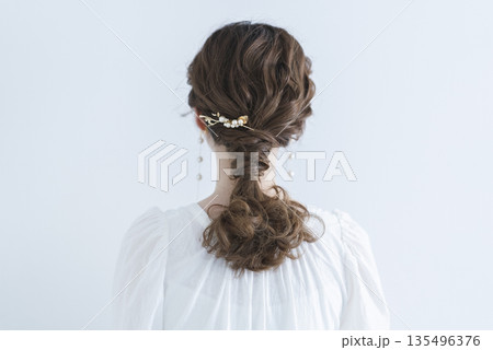 美しい花嫁さんの後ろ姿 135496376