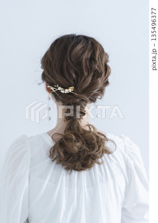 美しい花嫁さんの後ろ姿 135496377