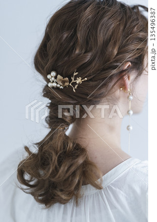 美しい花嫁さんの後ろ姿 135496387