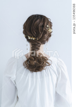 美しい花嫁さんの後ろ姿 135496388