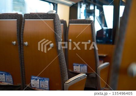 誰も乗っていない列車の座席と運転席 135496405
