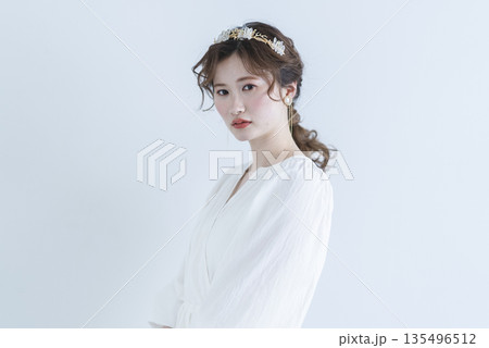 若い女性花嫁、ウェディングドレス、ブライダルイメージ 若い女性花嫁、ウェディングドレス、ブライダルイメージ 135496512