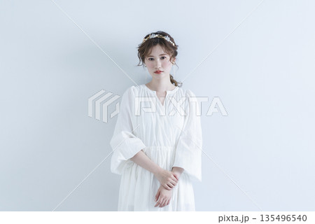 若い女性花嫁、ウェディングドレス、ブライダルイメージ 若い女性花嫁、ウェディングドレス、ブライダルイメージ 135496540