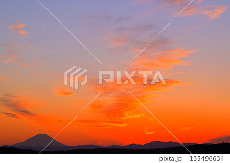 夕焼けに染まる富士山 狭山湖畔からの眺め 夕焼けに染まる富士山 狭山湖畔からの眺め 135496634