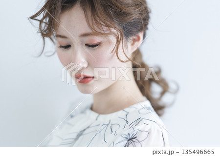 白背景に立つワンピースを着た若い女性 白背景に立つワンピースを着た若い女性 135496665