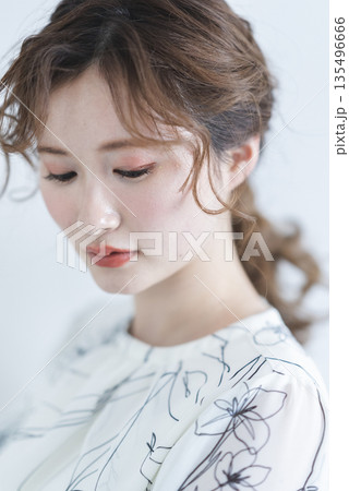 白背景に立つワンピースを着た若い女性 白背景に立つワンピースを着た若い女性 135496666