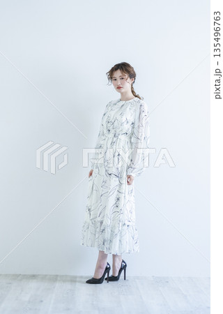 若い女性のポートレート 135496763