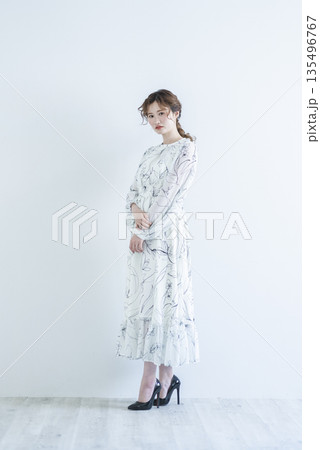 若い女性のポートレート 135496767