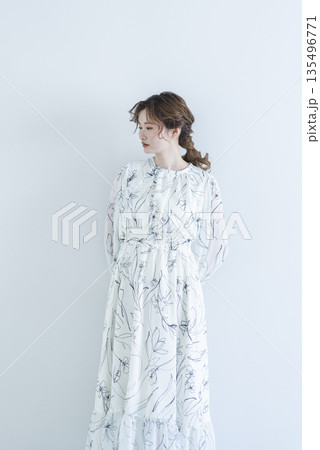 若い女性のポートレート 若い女性のポートレート 135496771