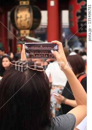 浅草の写真撮影 大提灯の撮影 外国人観光客の浅草観光 浅草の写真撮影 大提灯の撮影 外国人観光客の浅草観光 135496781