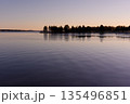 夕暮れの湖 135496851