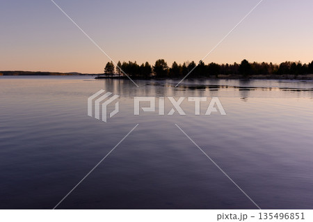 夕暮れの湖 135496851