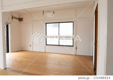 リフォーム前の中古物件の部屋,空室の明るい部屋 135496914