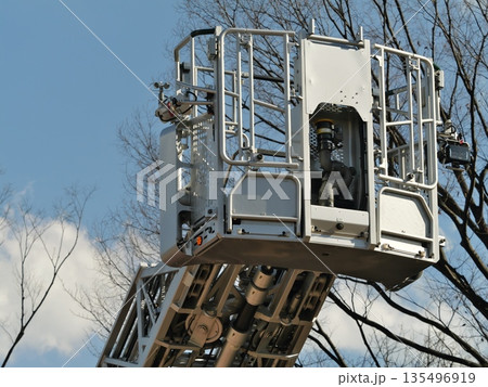 はしご車のバスケット はしご車のバスケット 135496919