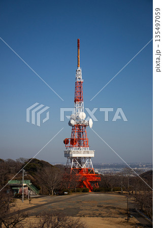 青空にそびえ立つ赤と白の通信鉄塔・電波塔 135497059