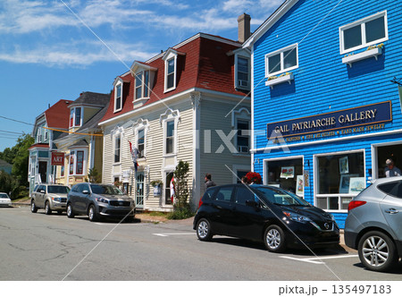 ルーネンバーグ旧市街の色鮮やかな家屋が並ぶ街並み ルーネンバーグ旧市街の色鮮やかな家屋が並ぶ街並み 135497183