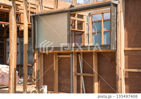 古い木造住宅の解体現場 135497408