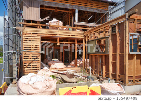 古い木造住宅の解体現場 古い木造住宅の解体現場 135497409