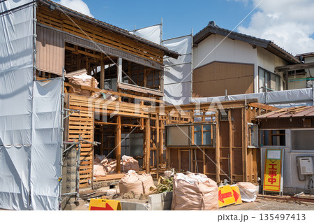 古い木造住宅の解体現場 135497413