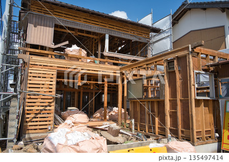 古い木造住宅の解体現場 古い木造住宅の解体現場 135497414