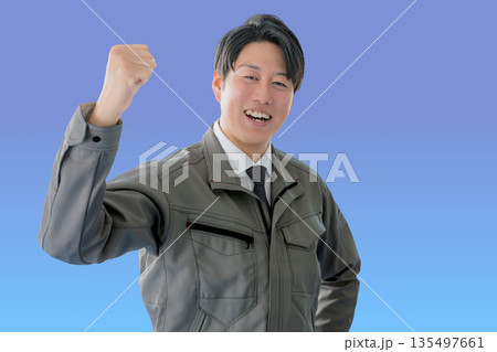 ガッツポーズする作業服男性 135497661