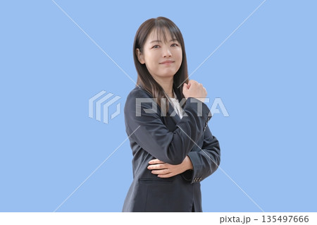 青背景と拳を握る女性 青背景と拳を握る女性 135497666