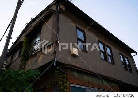 古びたモルタル作りのアパート、二階建の昭和建築 135497726