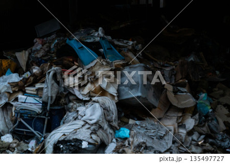 積み上がったゴミの山、溜まった産廃、産業廃棄物、不用品の山 135497727