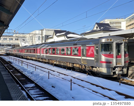 冬の豊岡駅で出発を待つ特急はまかぜ号 135497880