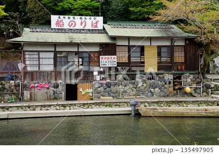 京都　時が止まったような川辺の船乗り場 135497905