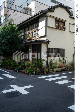 モルタル作りの狭小住宅、古い木造二階建て住宅 135497959