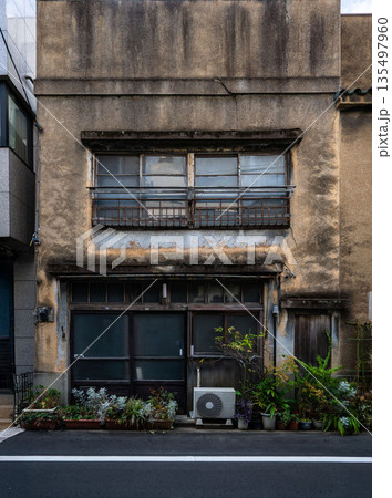 モルタル作りの狭小住宅、古い木造二階建て住宅 135497960