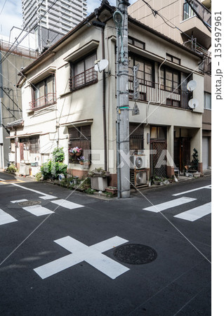 モルタル作りの狭小住宅、古い木造二階建て住宅 135497961