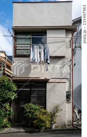 モルタル作りの狭小住宅、古い木造二階建て住宅 モルタル作りの狭小住宅、古い木造二階建て住宅 135497963