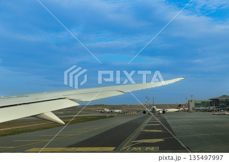 イスタンブール空港飛行機と滑走路 135497997