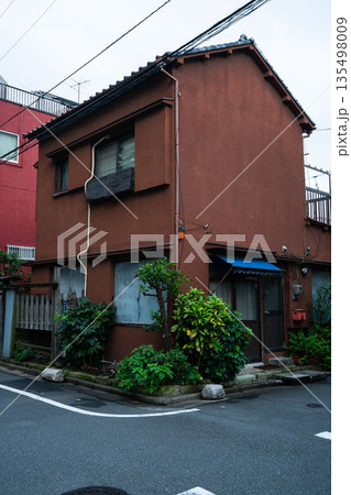 モルタル作りの狭小住宅、古い木造二階建て住宅 135498009