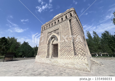 Samanid Mausoleum is considered one of the iconic examples of early Islamic architecture, is known as the oldest funerary building of Central Asian architecture 135498033