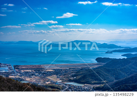 【瀬戸内海国立公園】冬の金甲山から見た豊島と四国 岡山県岡山市・玉野市 【瀬戸内海国立公園】冬の金甲山から見た豊島と四国 岡山県岡山市・玉野市 135498229