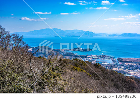 【瀬戸内海国立公園】冬の金甲山から見た児島半島と小豆島　岡山県岡山市・玉野市 135498230