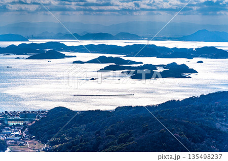 【瀬戸内海国立公園】冬の金甲山から見た直島と香川　岡山県岡山市・玉野市 135498237