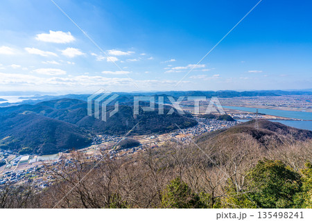 【瀬戸内海国立公園】冬の金甲山から見た児島湖南西端と干拓地1　岡山県岡山市・玉野市 135498241
