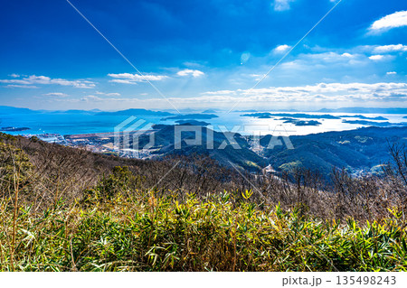 【瀬戸内海国立公園】冬の金甲山から見た直島諸島と瀬戸内海1 岡山県岡山市・玉野市 【瀬戸内海国立公園】冬の金甲山から見た直島諸島と瀬戸内海1 岡山県岡山市・玉野市 135498243
