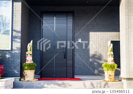 玄関ポーチと門松 玄関ポーチと門松 135498511